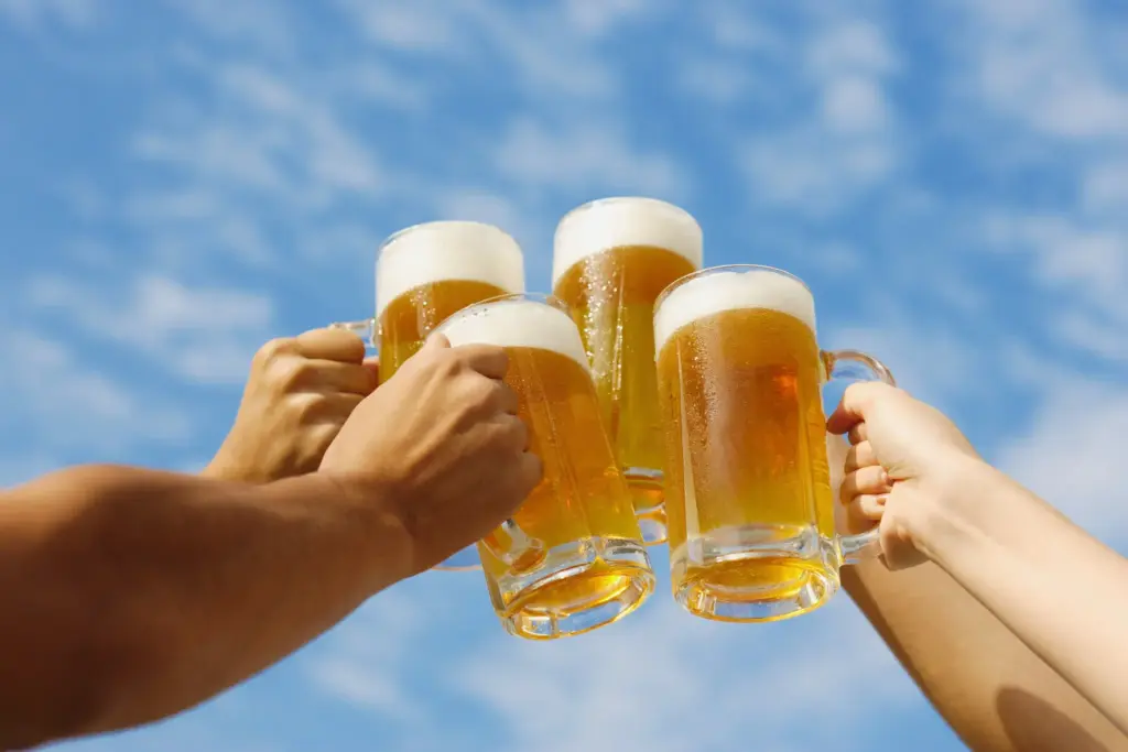 ビールで乾杯するイメージ