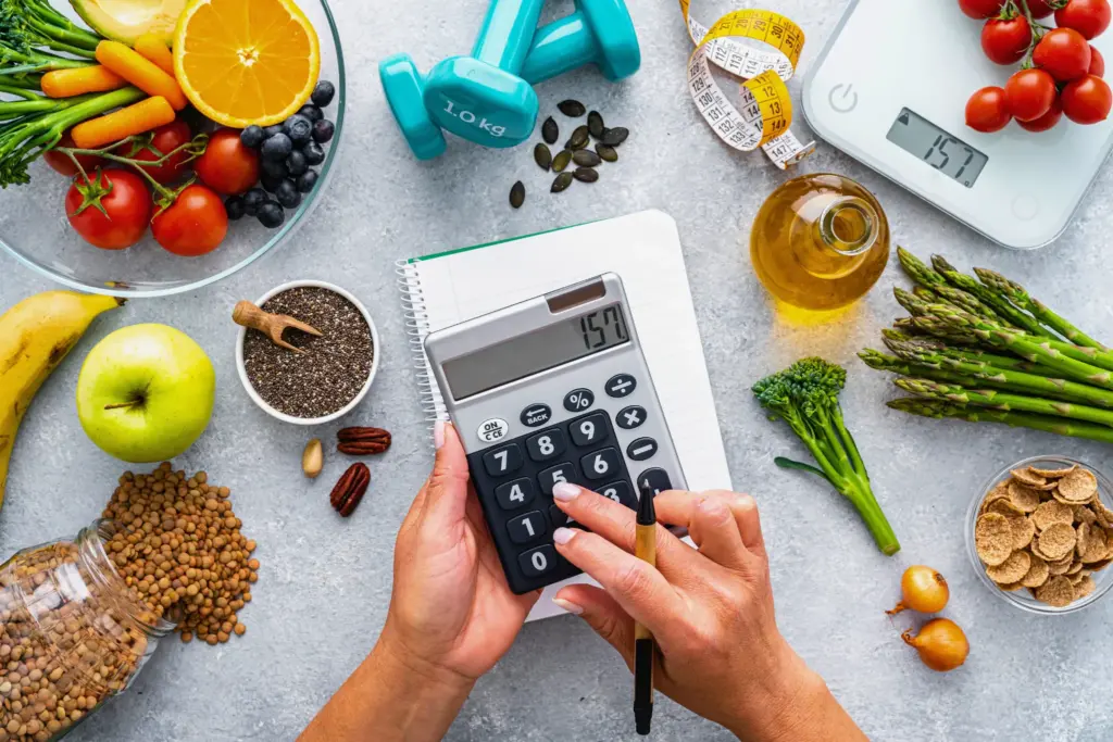 食事のカロリーを計算しているイメージ