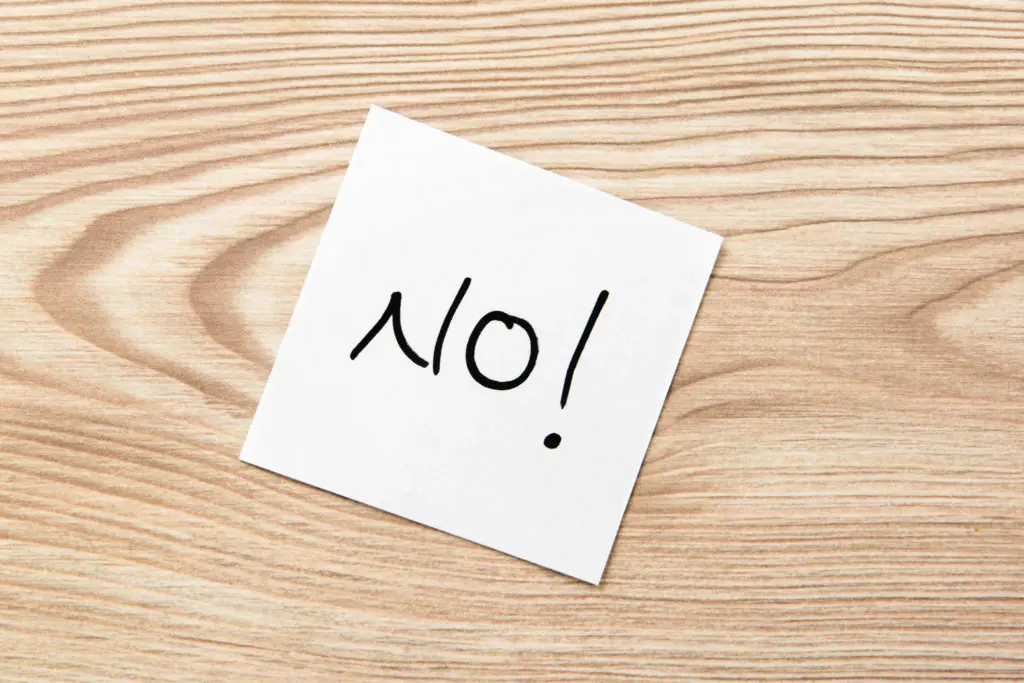 パーソナルジムへの入会を家族に反対されるイメージ