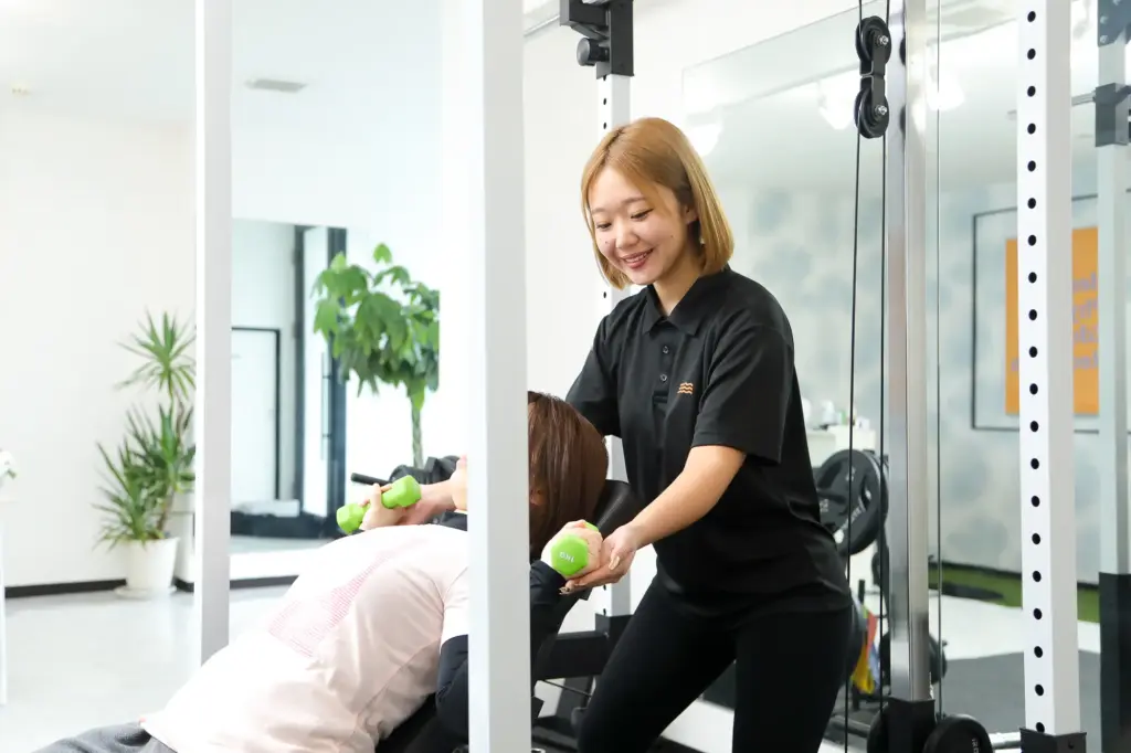 女性トレーナーによるトレーニングセッションのイメージ