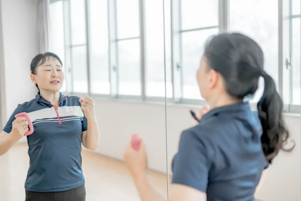 中年女性がトレーニングに取り組むイメージ