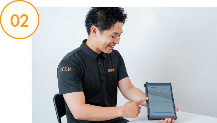 男性トレーナーがプランを説明するイメージ