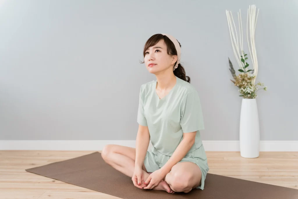 ダイエット停滞期に、無理のない運動を自宅で続ける女性