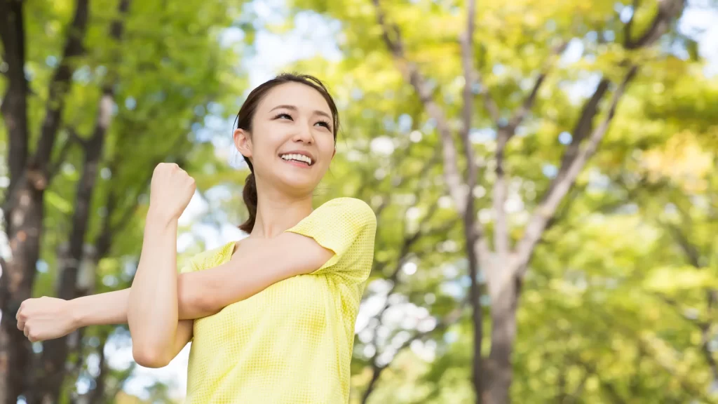 ダイエット停滞期でも前向きに体を動かす女性