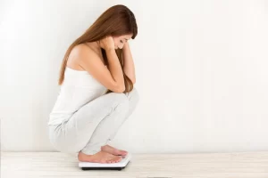 ダイエット停滞期に悩む女性